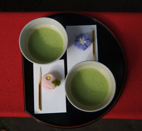 Deux bols de matcha prêts pour la dégustation